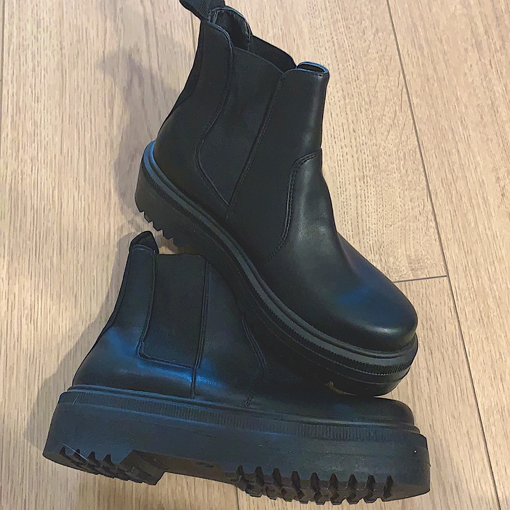 Steve Madden howler Chelsea boot